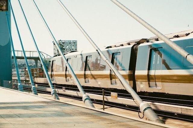 Train moderne sur un pont urbain ensoleill&eacute;