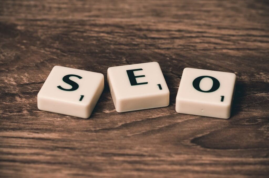 Lettres SEO sur table en bois