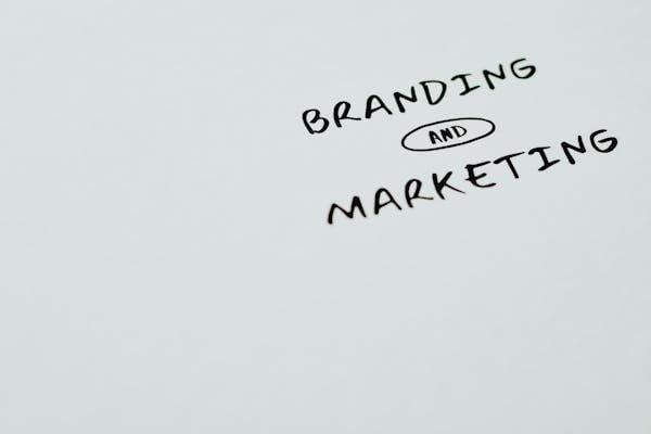Texte manuscrit branding et marketing sur fond blanc
