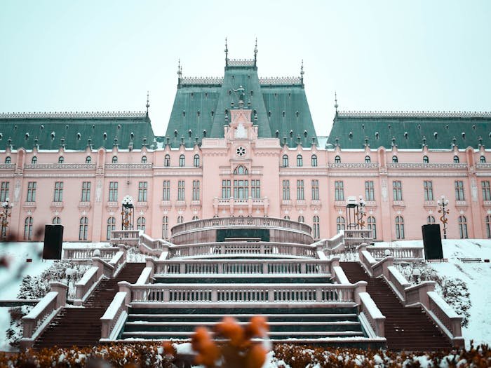 Grand palais rose en hiver avec escaliers enneig&eacute;s