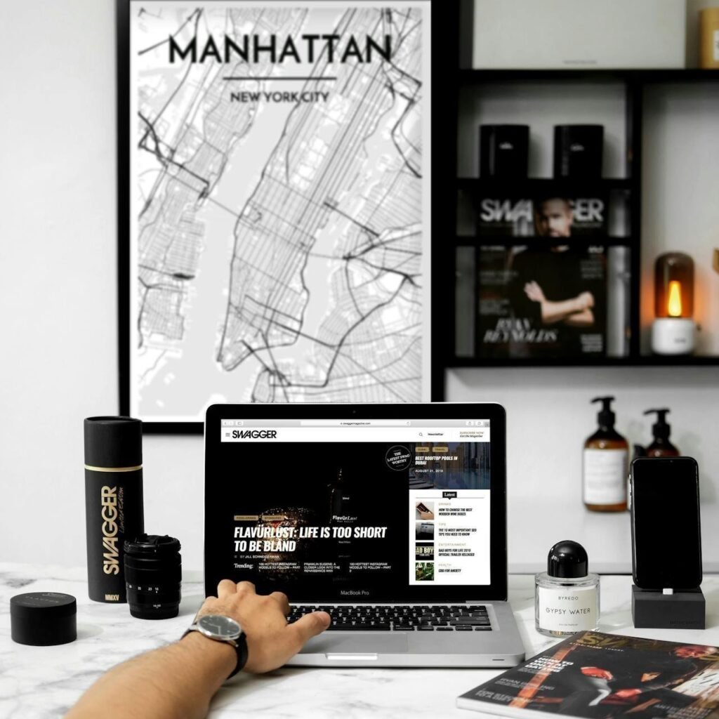Bureau moderne avec ordinateur portable et affiche Manhattan