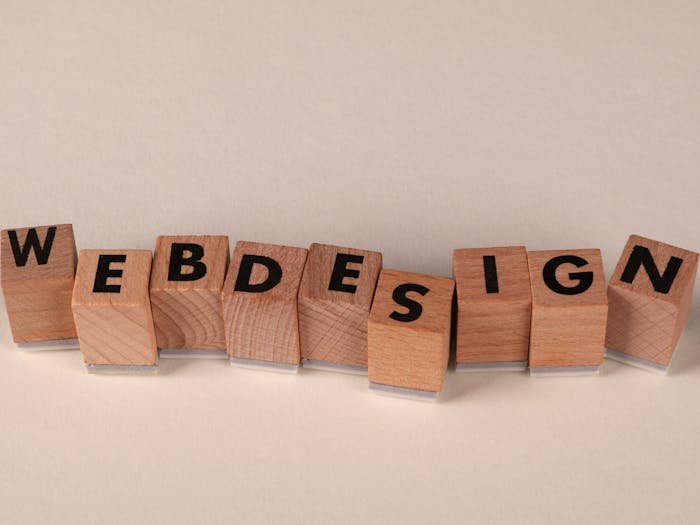 Blocs en bois formant le mot webdesign