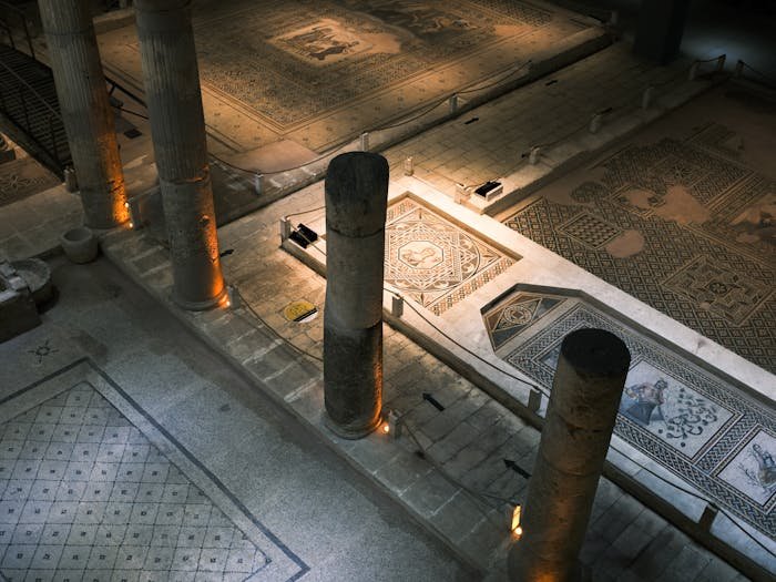 Anciennes mosa&iuml;ques romaines et colonnes en pierre &eacute;clair&eacute;es