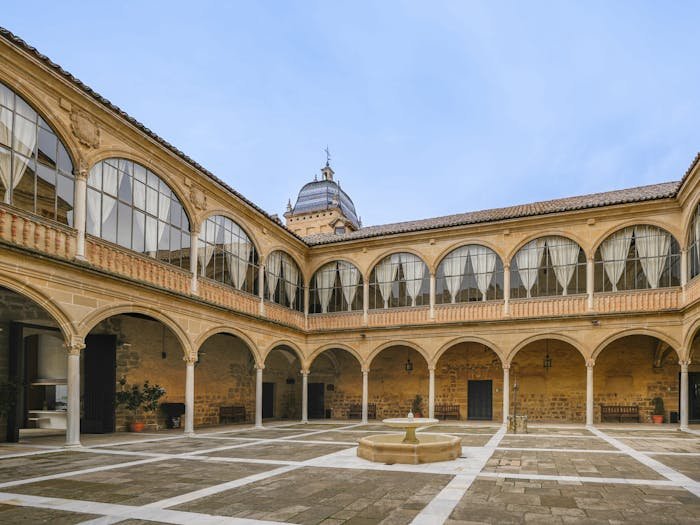 Clo&icirc;tre historique en pierre avec fontaine centrale