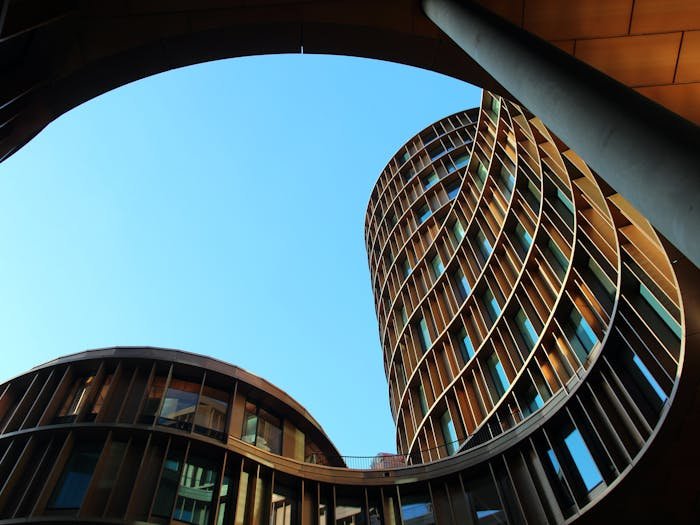 Immeuble moderne aux formes arrondies sous ciel bleu