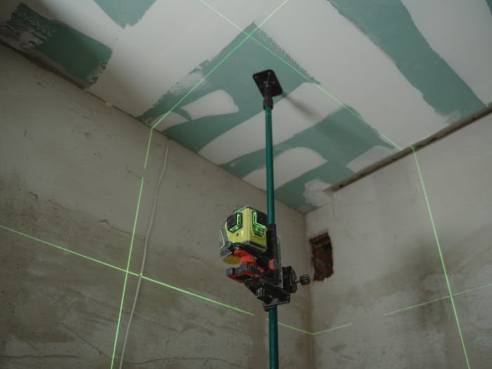 Niveau laser vert utilis&eacute; pour aligner un plafond.